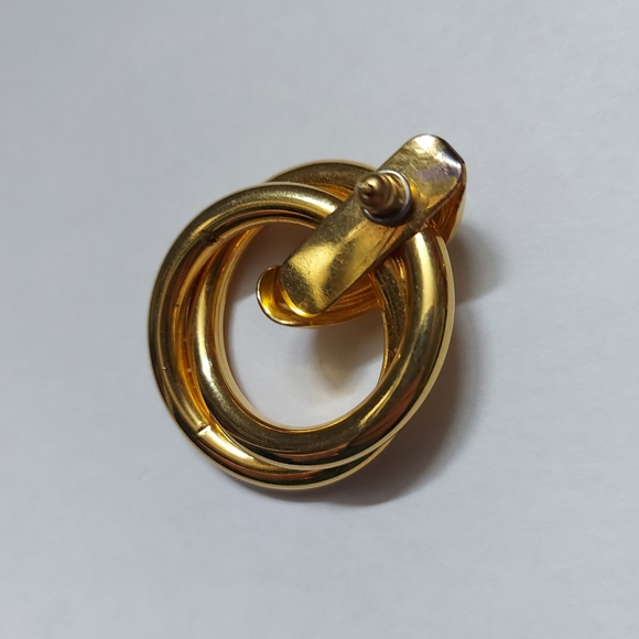 **SOLD** Vintage doorknocker hoop earrings - Picture 5 of 7